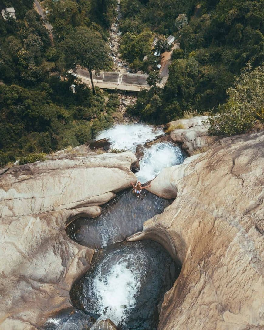 Place Diyaluma Waterfall