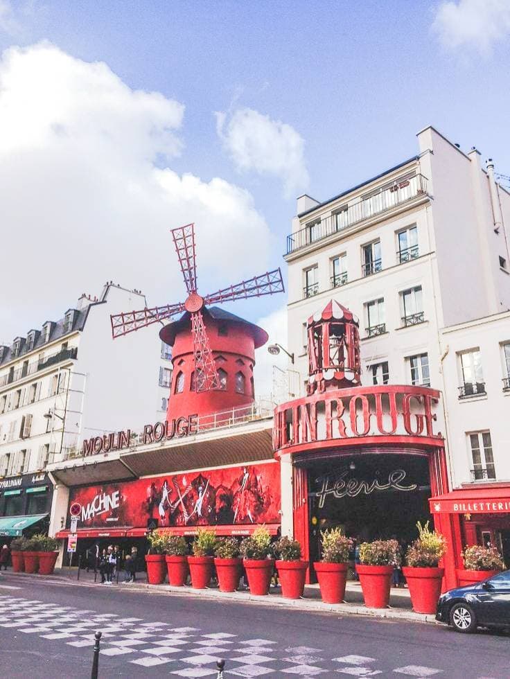 Place Moulin Rouge