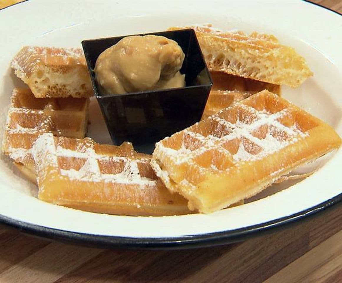 Moda Waffles com Cobertura de Doce de Leite