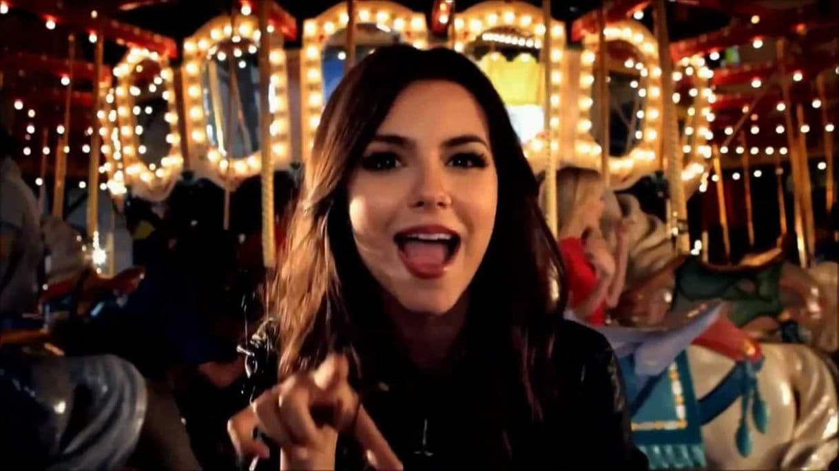 Moda Victoria Justice - Beggin on your knees (HD) - YouTube