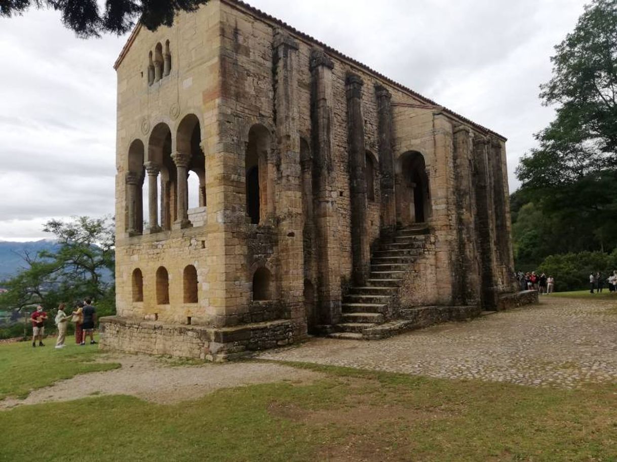 Lugar Santa María del Naranco. Prerrománico Asturiano