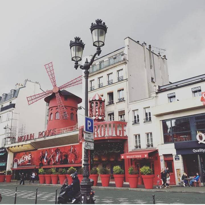 Place Moulin Rouge