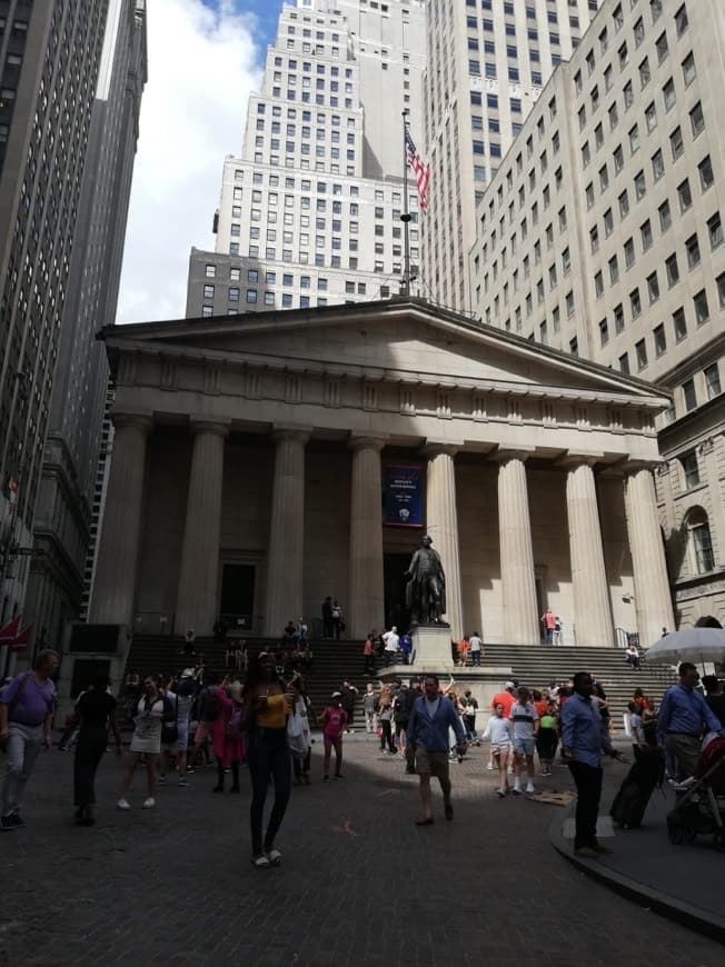 Lugar Wall Street