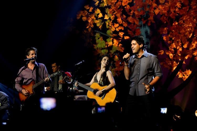 Canción Paula Fernandes, Victor e Leo - Não Precisa  (Ao Vivo)