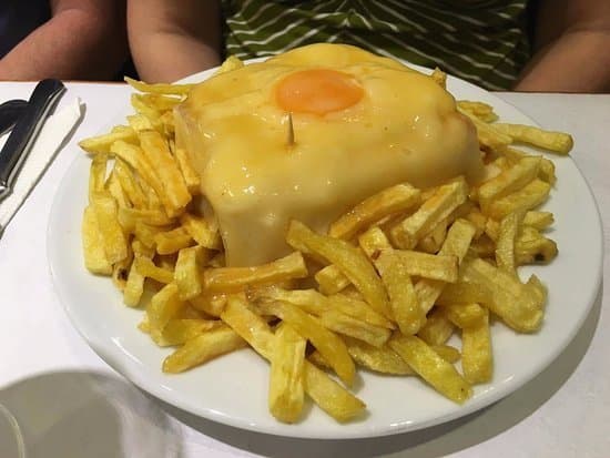 Moda Francesinha, the most typical dish of Porto