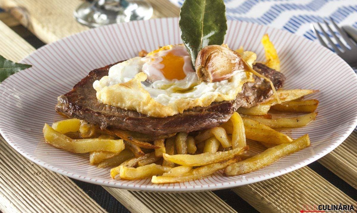 Fashion Bife com Ovo a Cavalo. Um prato da culinária portuguesa!