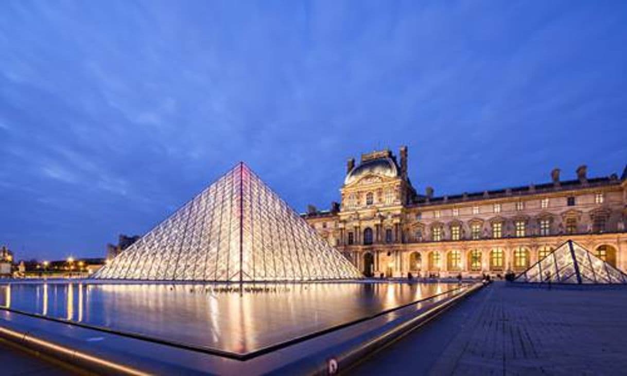 Fashion Louvre Museum - France