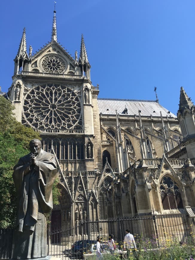 Place Catedral de Notre Dame