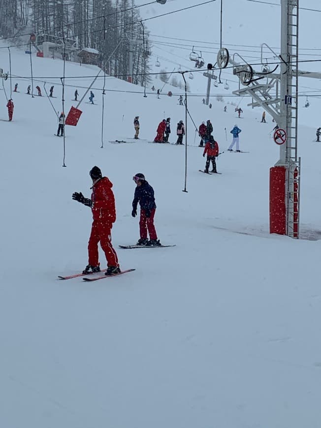 Place Ecole du Ski Français (ESF)