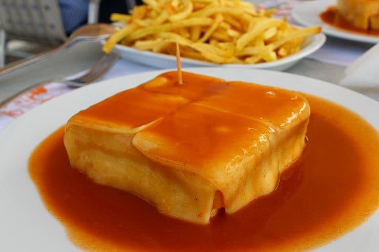 Libro FRANCESINHA: How to make the original "Oporto Francesinha"