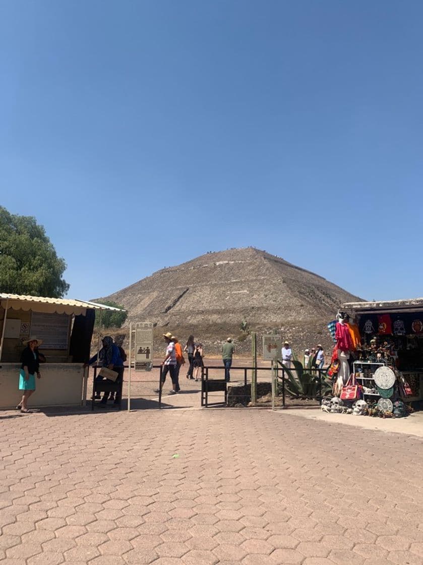 Place Teotihuacan-Entrada-Pirámides.