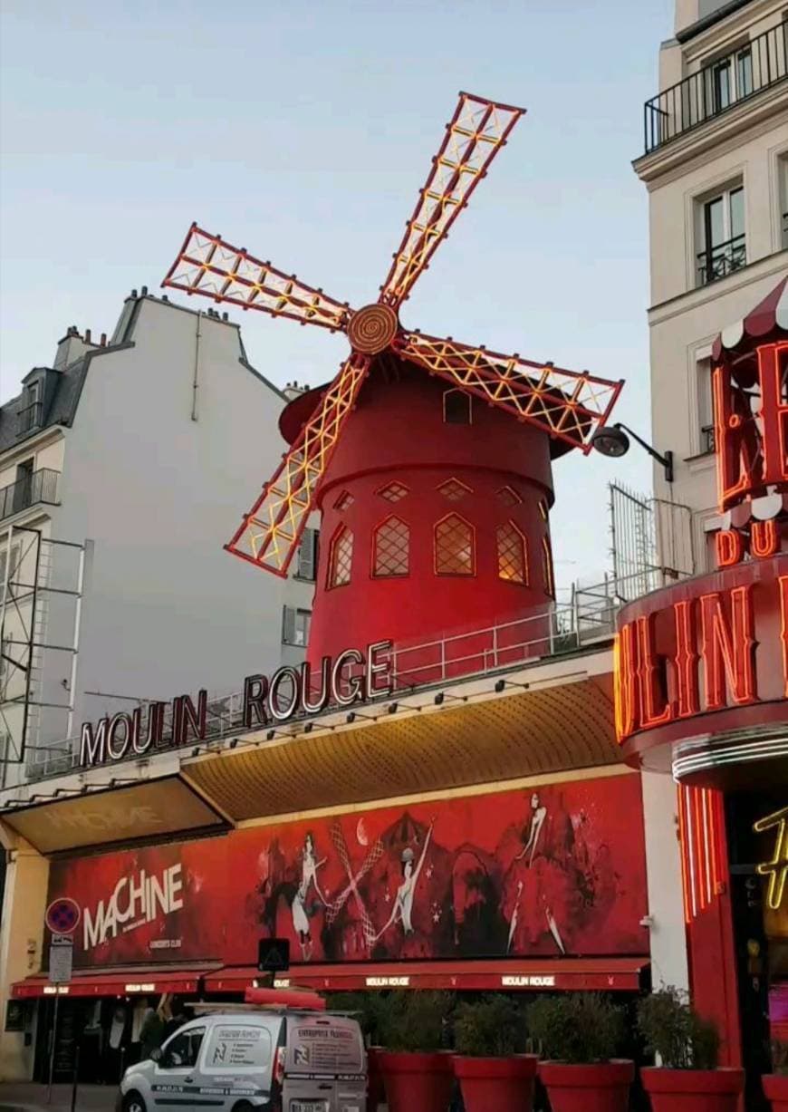 Place Moulin Rouge