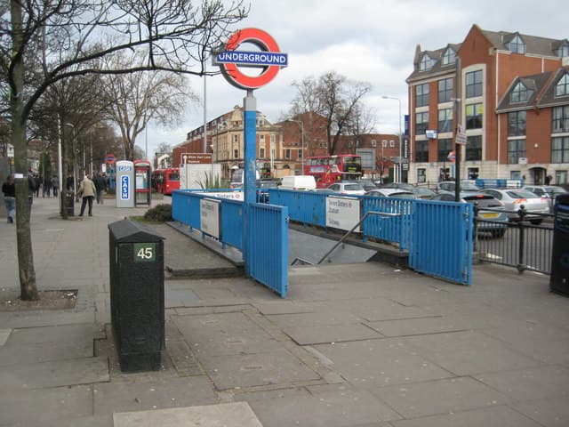 Place Seven Sisters Underground Entrance