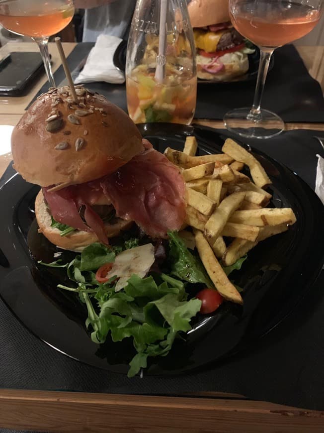 Restaurantes La Vara - Handmade Burgers & Portuguese Wines