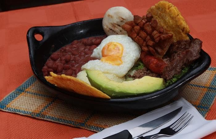 Fashion Bandeja paisa - Plato fuerte - Receta Colombiana