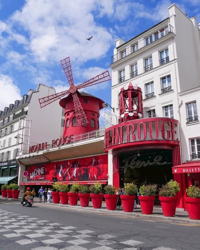 Place Moulin Rouge