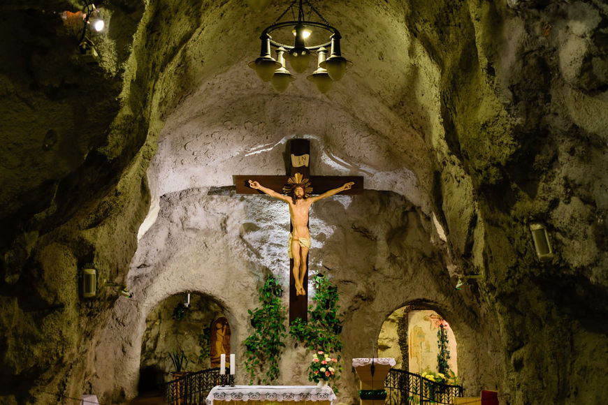 Lugar Cave Church