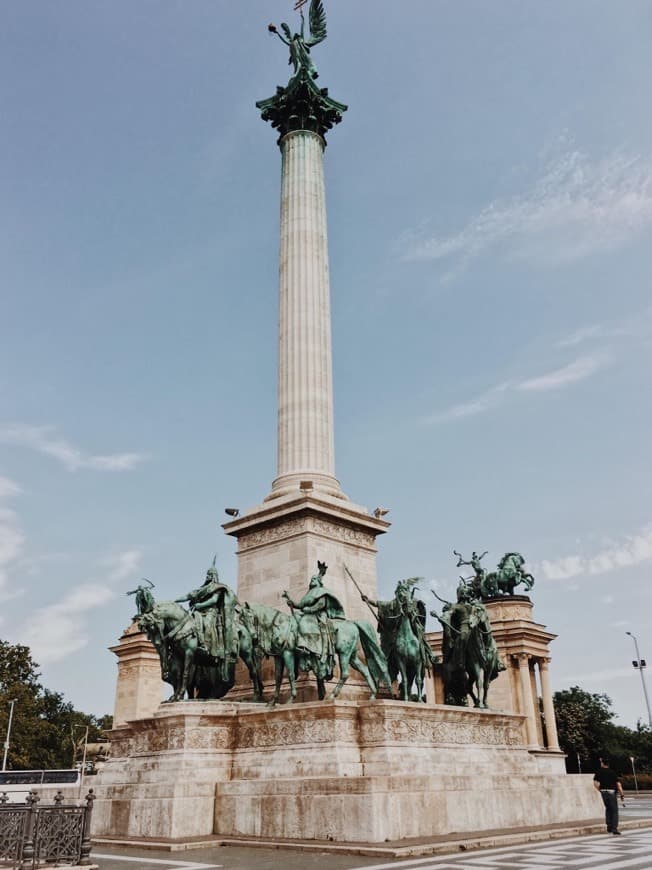 Place Plaza de los Héroes