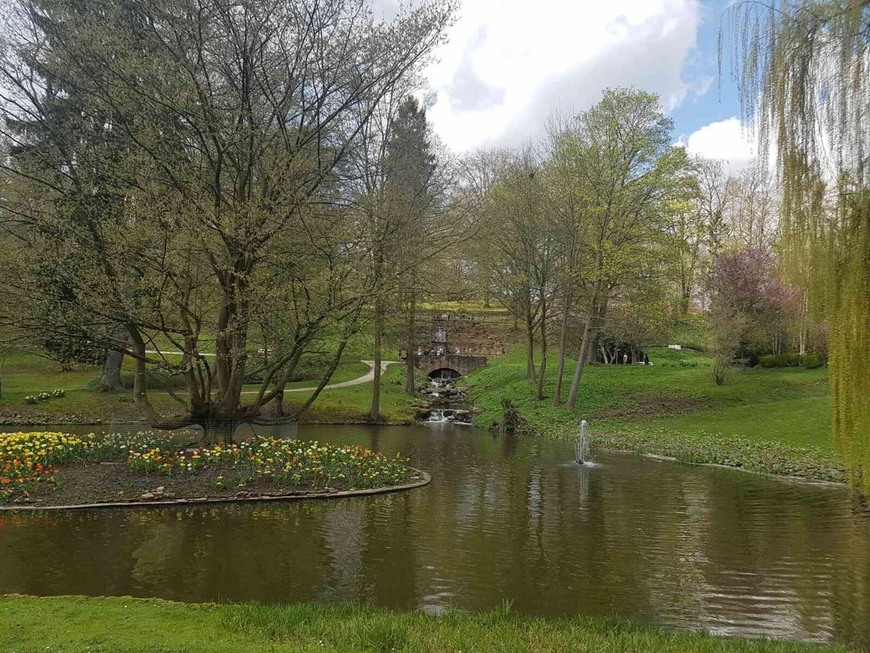 Place Kleiner Wasserfall im Park