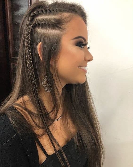 Fashion Penteado solto com tranças laterais