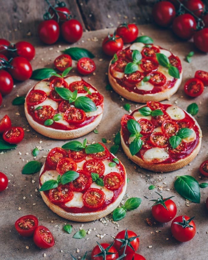 Moda Pizza toast with tomatoes and mozzarella (vegan) - Bianca Za