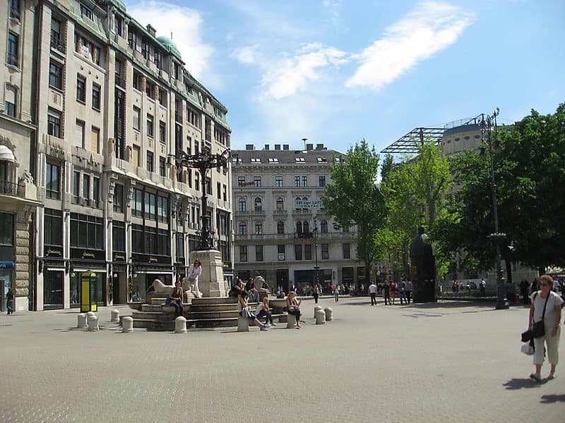 Place Praça Vörösmarty