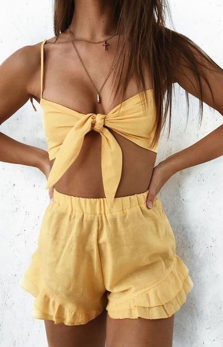 Moda Calções e top amarelo