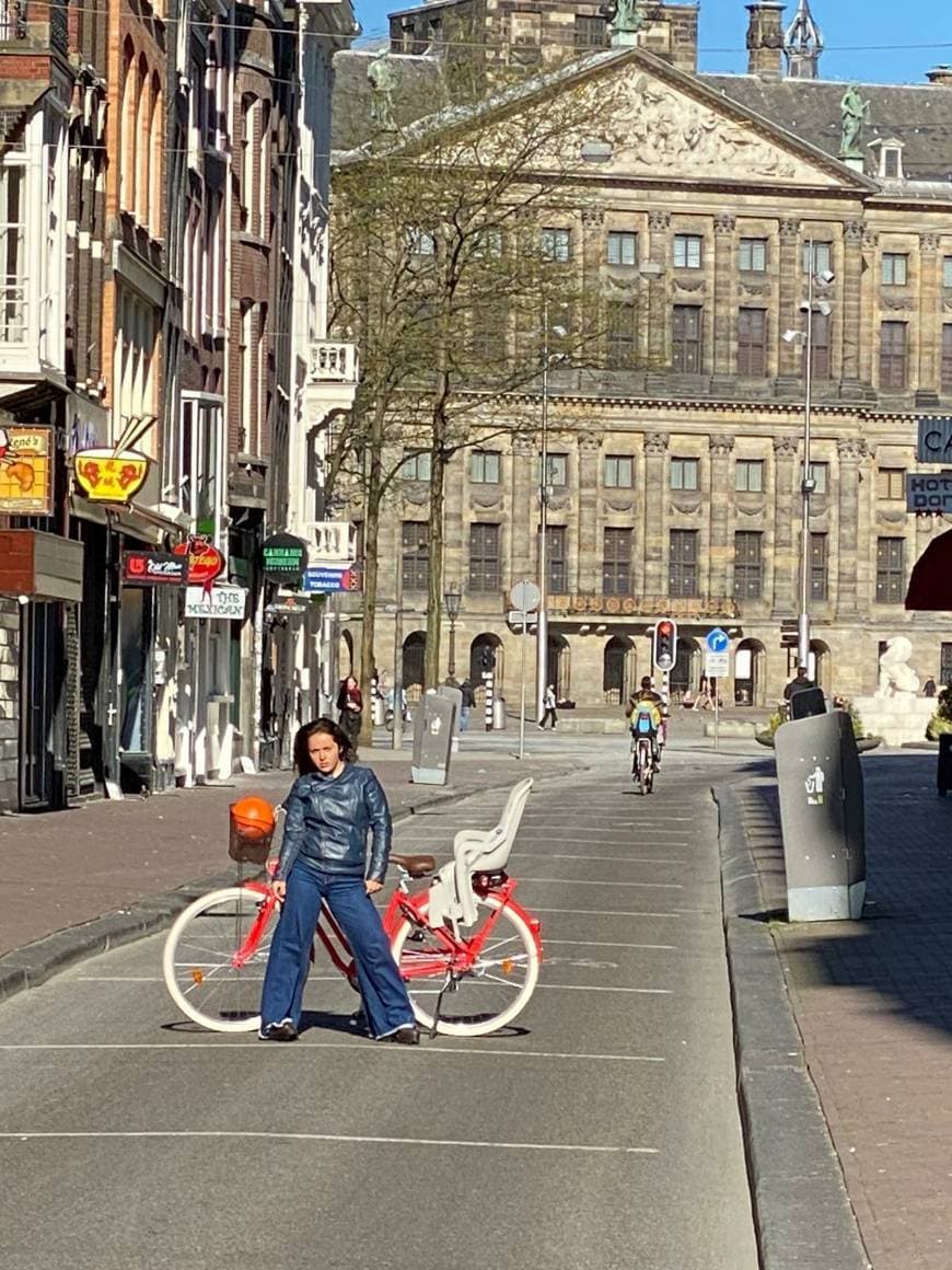 Lugar Dam Square