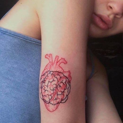 Moda Tatuagem de cérebro e coração.