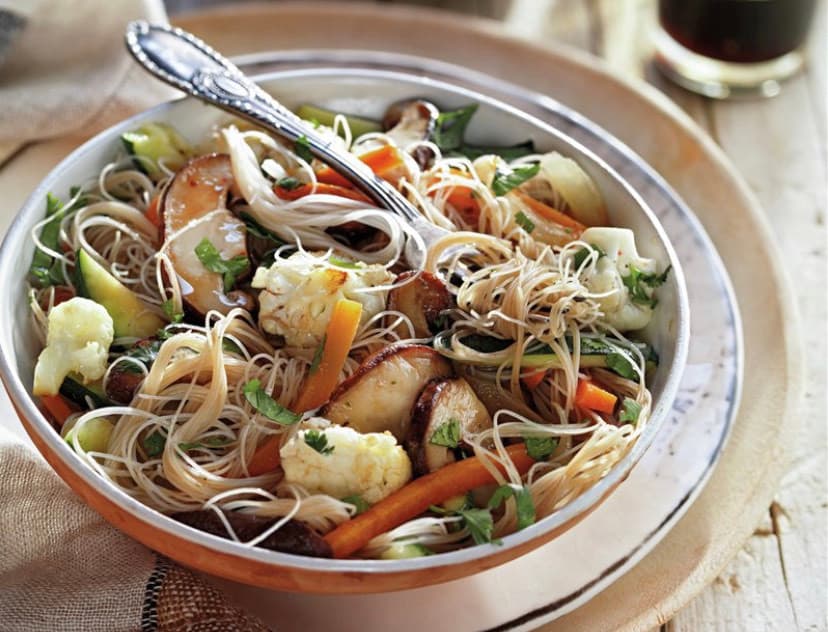 Fashion Salteado de fideos de arroz con coliflor y setas