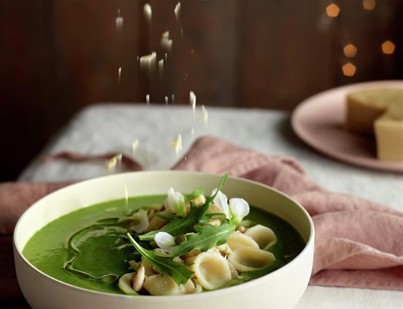 Fashion Crema de espárragos y espinacas con orecchiette, piñones y queso 