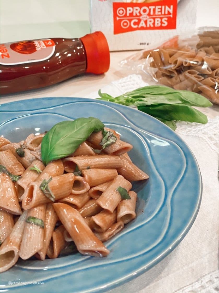 Moda Penne com molho de Tomate e Manjericão