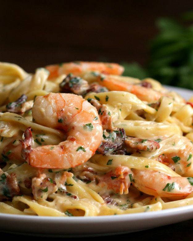 Fashion Garlic Bacon Shrimp Alfredo