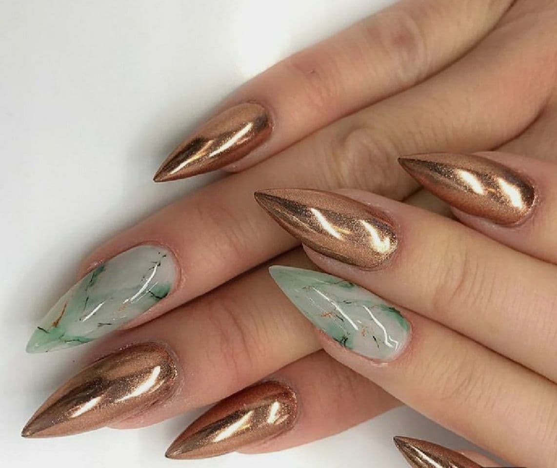 Fashion Uñas largas doradas y con efecto mármol 