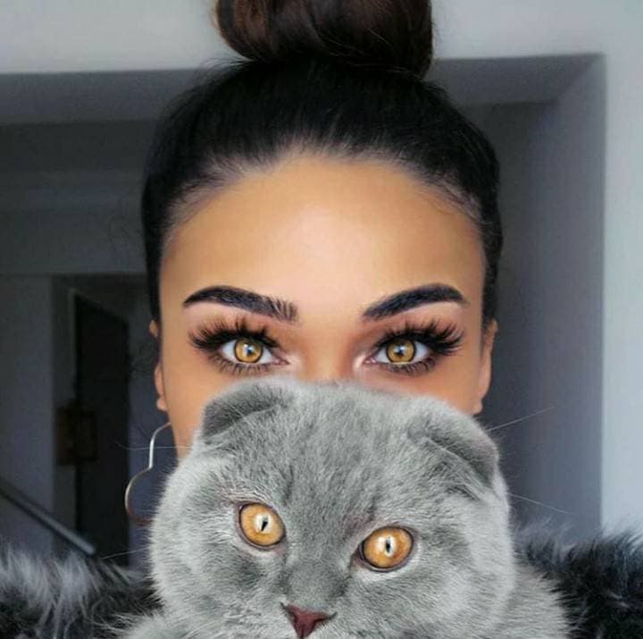 Fashion 😻✨ matching cat eyes!