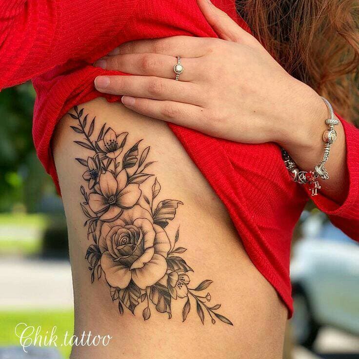 Fashion ~Tatuagem de flor perto Dos seios~