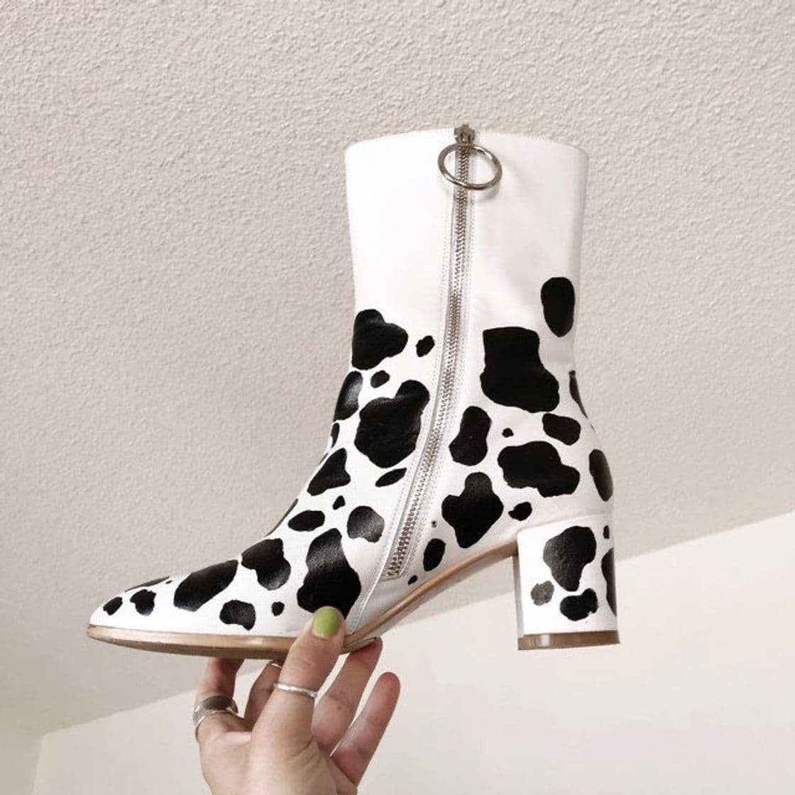 Producto 
Hand painted Cow Print Boot