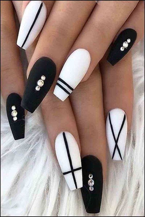 Moda Unhas preto e branco✨