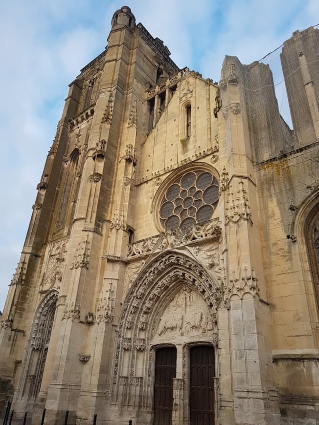 Place Église Saint-Pierre