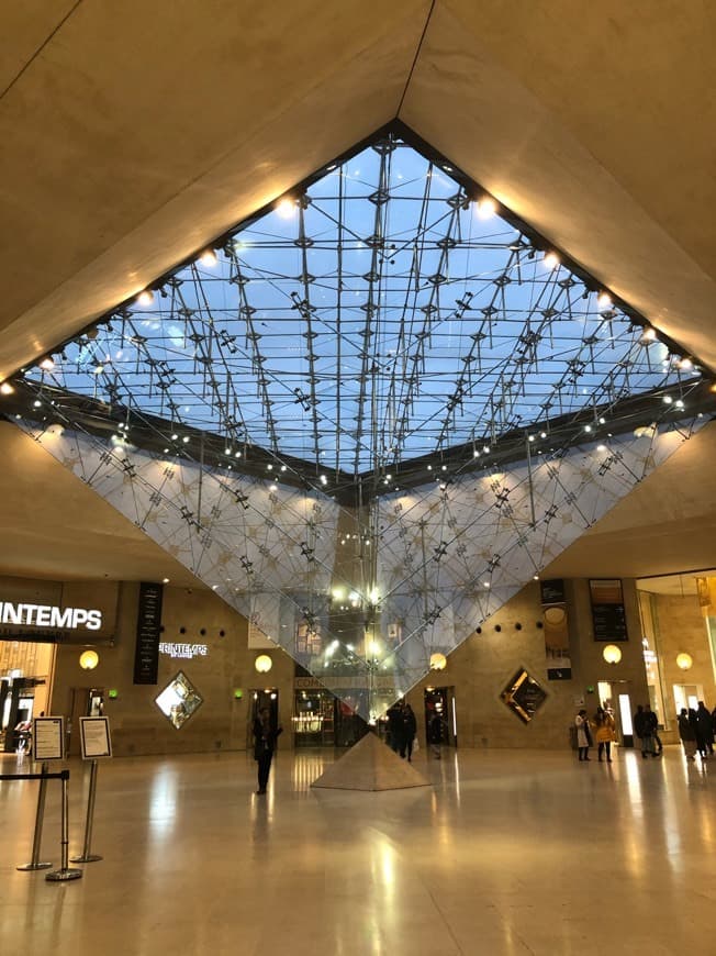 Place Pyramide du Louvre