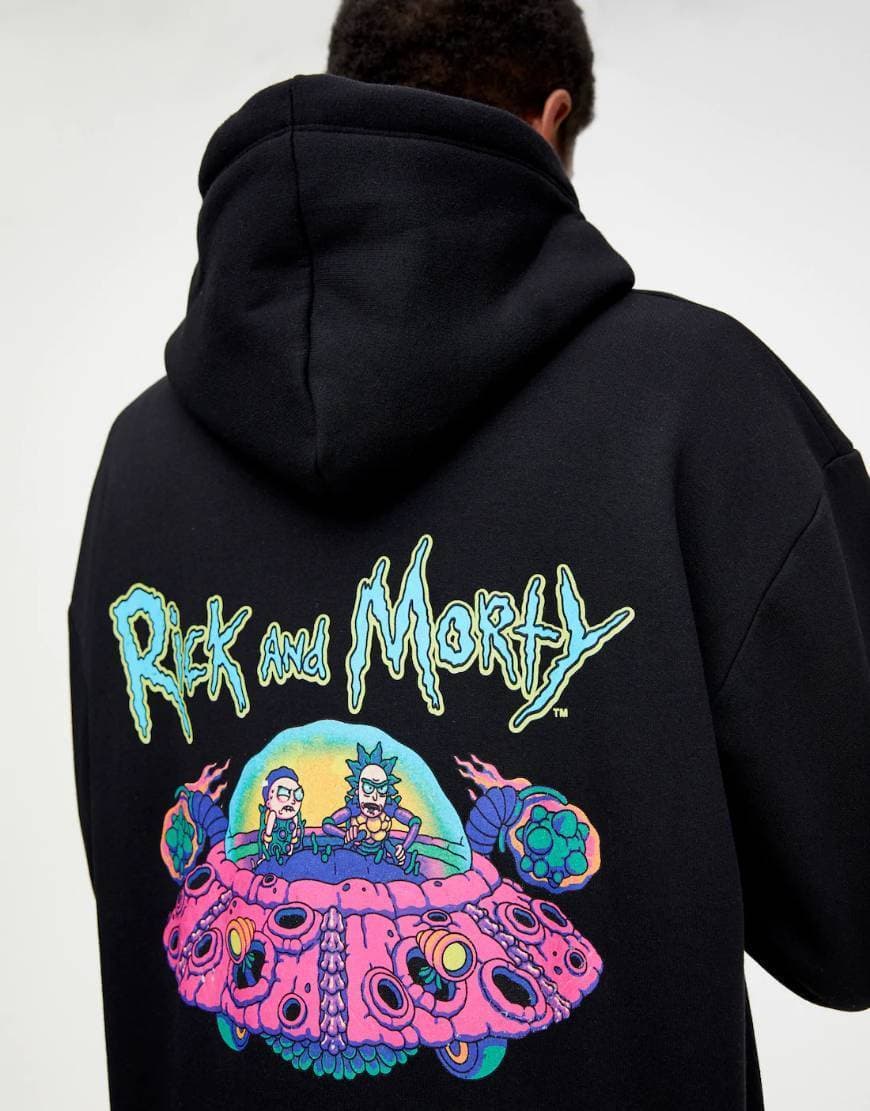 Product Sudadera Pull and Bear Rick y Morty negra