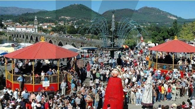 Place Alegoria às Feiras Novas e ao Folclore, Statue to the folk culture