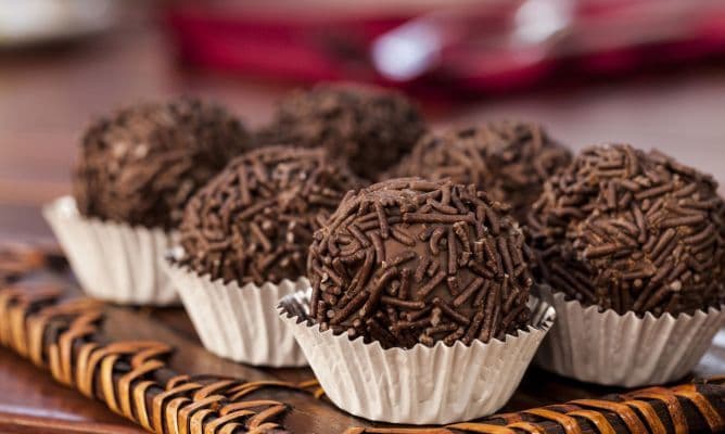 Moda Receta de Brigadeiros de chocolate, dulces típicos de Brasil ...