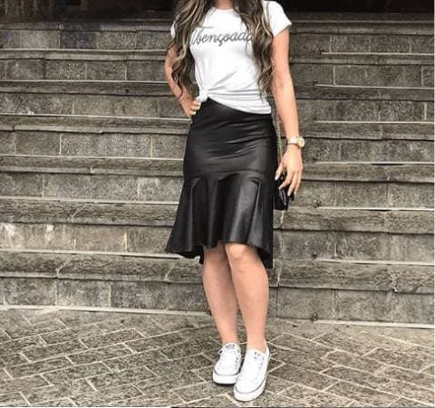 Fashion Maravilhoso esse tênis,e essa saia mais ainda néh 😍