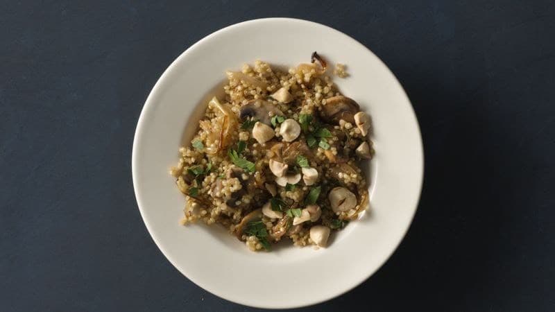 Moda Quinoa com cogumelos e cebola caramelizada