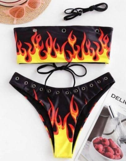 Moda Bikini con cordones y estampado de flama 