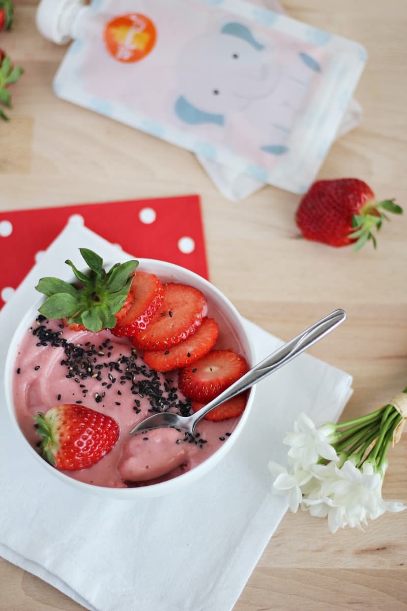 Fashion Batido de morango com iogurte na taça