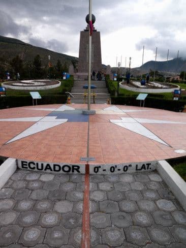 Place La Mitad del Mundo Reloj Solar