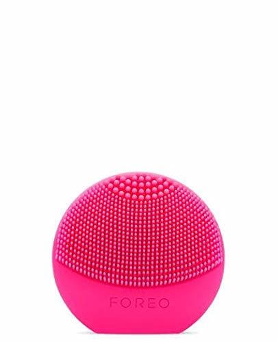 Beauty LUNA Play Plus de FOREO es el cepillo facial recargable de silicona, Fuchsia. Con pilas recambiables y resistente al agua