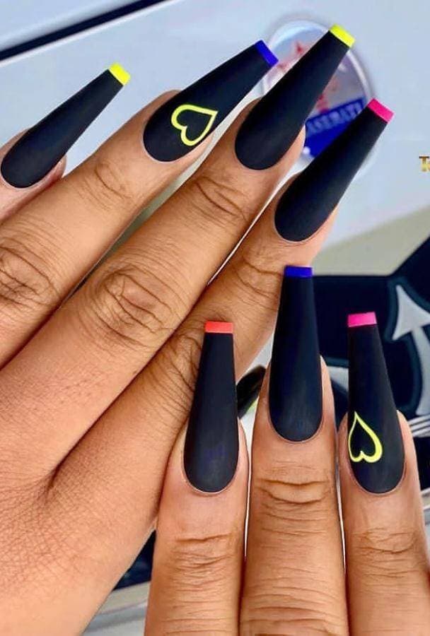 Moda Black nails with francesinhas and colorful hearts 